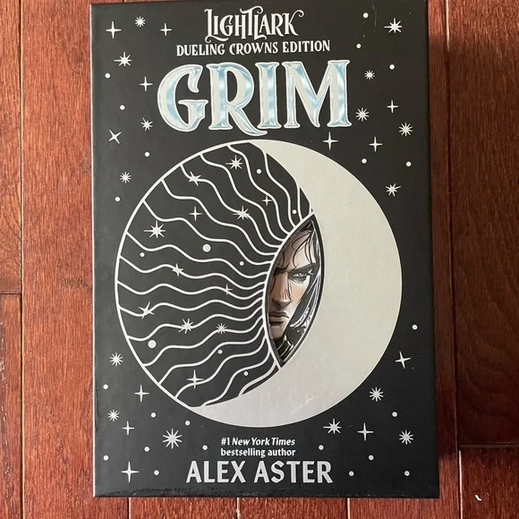 Lightlark Dueling Crowns Edition Book - Picture 2 of 8